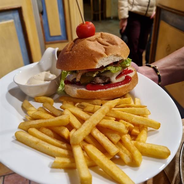 hamburger di manzo con patatine fritte #kapuziner #rivadelgarda #lagodigarda #mangiarebene